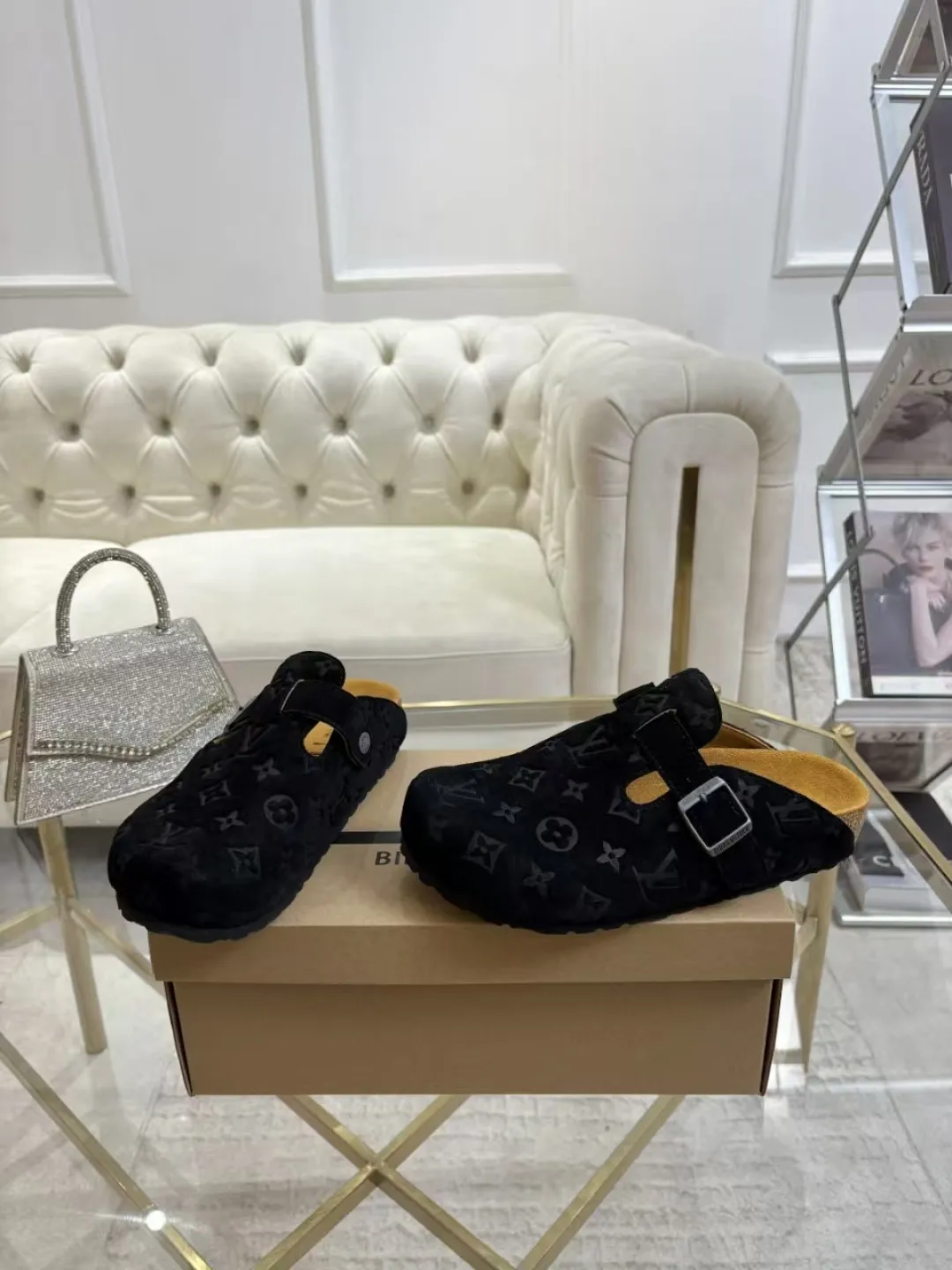 Women's p560 Men's p580 ✨ LV couple's toe-cap slippers | Full of high-end feel, you can walk with wind! ✨ This pair of LV classic toe-cap slippers is simply a "walking grass-planting machine"! Original three-dimensional embossed cowhide + cowhide fabric, the texture is high-end at first glance, and you will become a rich daughter/son in seconds ~💅 🌟 Why must you join TA? ✔️ Original embossed cowhide - clear texture but not cheap, classic presbyopia yyds ✔️ Belt buckle + metal logo - ecstatic control of details, exquisite to the heel! ✔️ Sheepskin lining + cushioned footbed - it feels like stepping on clouds ☁️, and you won’t feel tired when you go shopping~ ✔️ Non-slip rubber sole - walking is as stable as a mountain, and you are not afraid of slipping on rainy days!  👫 The best outfit for couples: Whether it’s shorts, T-shirts👕 or long skirts and suits👗, pairing these shoes with each other will immediately create a lazy and high-end atmosphere! Everyday outings/vacations, no matter what you shoot, it will look like a blockbuster📸🔥 The texture and foot feel that only the higher version can have, it is not a hit or a hit! Heartbeat is not as good as action. True love is true when both pairs are in pairs~💖 #LVcoupleslippers #高色综合 #好看不狠的 Feet #couples’ must-have
